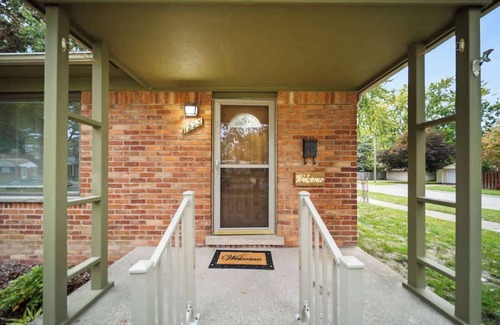 Clawson House | Inviting 4 Bed Room Retreat in Clawson Near Bham