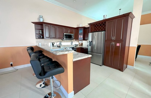Survey Creek House | Spacious 4-bedroom house in brilliant Coral Springs with AC