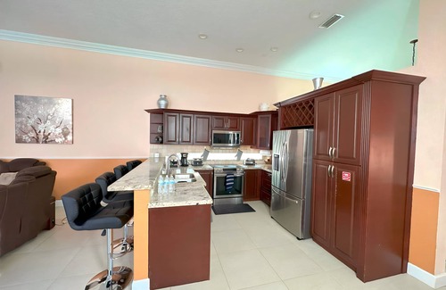 Survey Creek House | Spacious 4-bedroom house in brilliant Coral Springs with AC