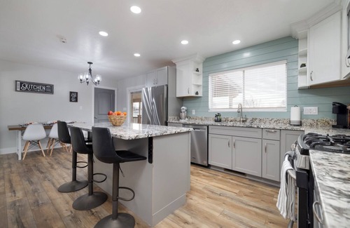Maeser House | Spacious 4-bedroom 2 King beds, fast WiFi, fire pit. 2 kitchens, and games.