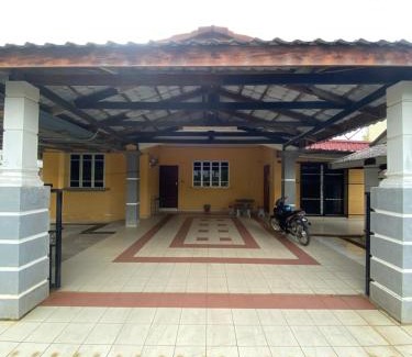 Chukai House | Family-Friendly 4 Bedroom Retreat with WiFi & Coway