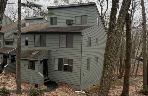 Torrington Condo | Inviting 4-Bedroom Condo with Pool & Hot Tub in Litchfield