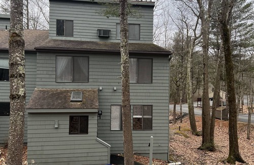Torrington Condo | Inviting 4-Bedroom Condo with Pool & Hot Tub in Litchfield