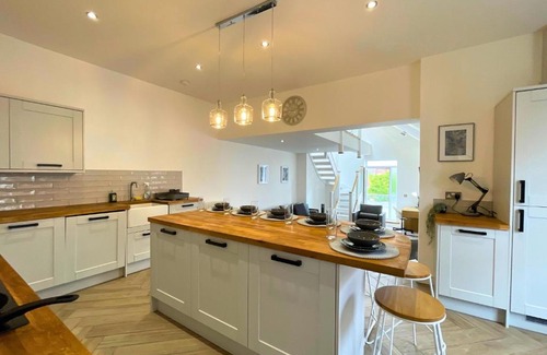Doncaster Apartment | Family-Friendly 4 Bedroom Duplex Near Doncaster Racecourse