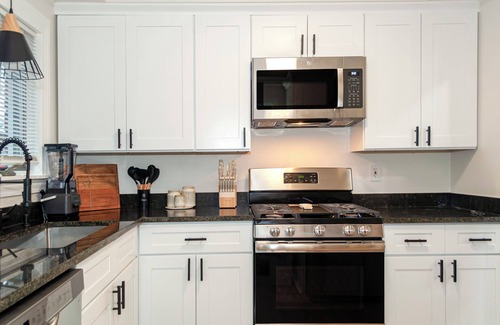 Allen Park House | Spacious 4-bedroom house in charming Allen Park with WiFi, AC