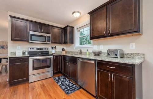 Emmitsburg House | Ideal 4 Bedroom Retreat in Emmitsburg, MD with Spa & Breakfast