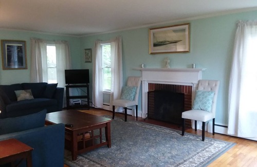 Portsmouth House | Spacious 4-bedroom house with Wi-Fi, AC and Water views in charming Portsmouth