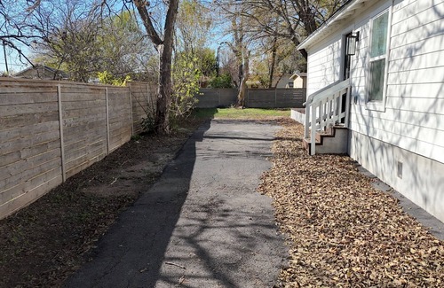San Marcos House | Spacious 4-bedroom house 4 mintue drive from the river and The Square!