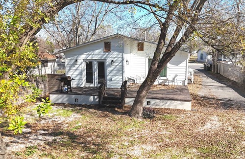 San Marcos House | Spacious 4-bedroom house 4 mintue drive from the river and The Square!