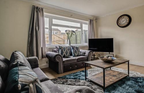 Corby House | Family-Friendly 4 Bedroom House with Private Parking
