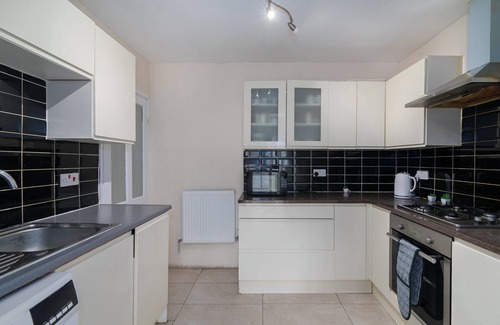 Mayesbrook House | Spacious 4-bedroom house in Dagenham with WiFi, Close to buses, trains, shops