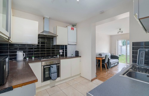Mayesbrook House | Spacious 4-bedroom house in Dagenham with WiFi, Close to buses, trains, shops