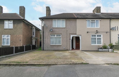 Mayesbrook House | Spacious 4-bedroom house in Dagenham with WiFi, Close to buses, trains, shops