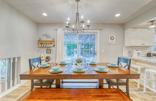 Holland House | Spacious 4-Bedroom Retreat by Holland State Park