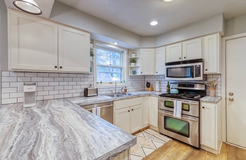 Holland House | Spacious 4-Bedroom Retreat by Holland State Park