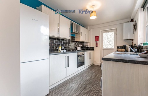 Leigh House | Family-Focused 4BR House with Free WiFi & Breakfast