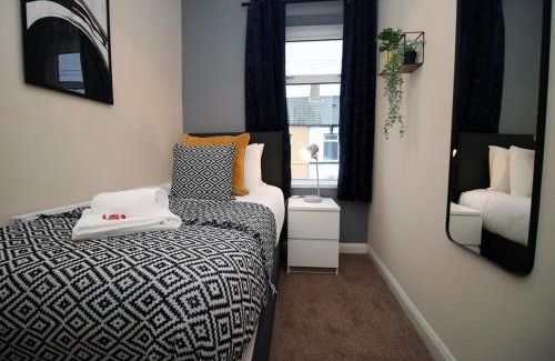 Adamsdown Apartment | Family-Friendly 4 Bedroom House at Moira Lodge by Tŷ SA