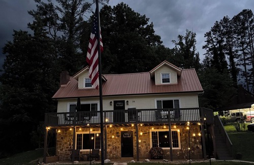 Mc Carr House | Spacious 4-bedroom house with all the extra amenities you’re looking for!