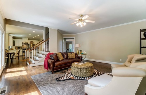 Sherwood Forest House | Prime Location 4 Bedroom Retreat - Pet & Child Friendly!