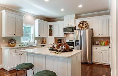 Sherwood Forest House | Prime Location 4 Bedroom Retreat - Pet & Child Friendly!