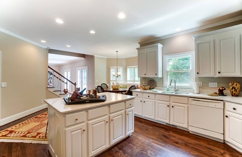 Sherwood Forest House | Prime Location 4 Bedroom Retreat - Pet & Child Friendly!