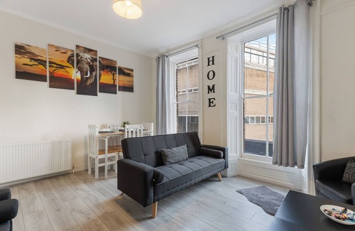 Tower Hill House | Spacious 4-Bedroom Oasis – Perfect for Groups & Families, Close to Tower Bridge!
