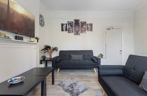 Tower Hill House | Spacious 4-Bedroom Oasis – Perfect for Groups & Families, Close to Tower Bridge!