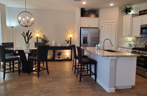 Biggs Field House | Spacious 4-bedroom house 19 Guests in delightful Horizon City with WiFi, AC