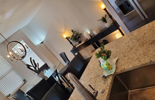 Biggs Field House | Spacious 4-bedroom house 19 Guests in delightful Horizon City with WiFi, AC