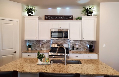 Biggs Field House | Spacious 4-bedroom house 19 Guests in delightful Horizon City with WiFi, AC