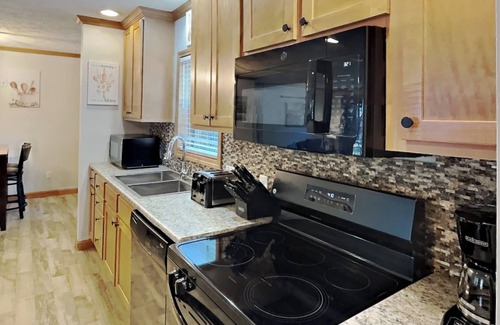 Put-in-Bay House | Spacious 4 BR Home with Pool in Island Club - Sleeps 12
