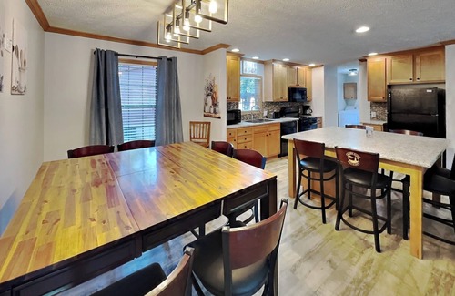 Put-in-Bay House | Spacious 4 BR Home with Pool in Island Club - Sleeps 12