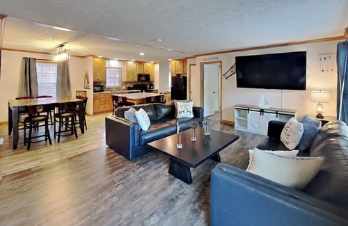 Put-in-Bay House | Spacious 4 BR Home with Pool in Island Club - Sleeps 12