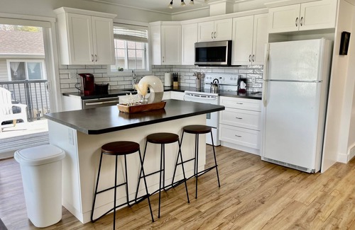 Hinton House | Ideal 4-BR Retreat Near Jasper with Breakfast Included