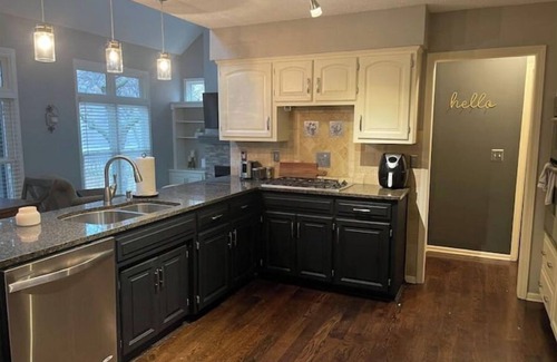 Overland Park House | Perfect 4 BR Retreat: Pet-Friendly with Ocean View!