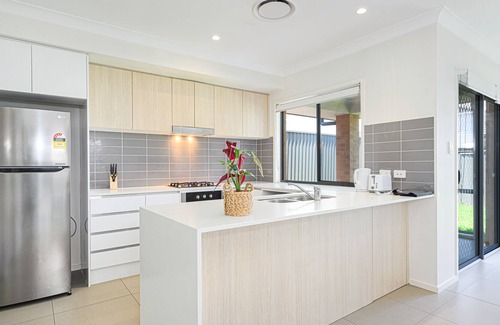 Cobbitty House | Modern 4 Bedroom House with WiFi & Convenient Parking