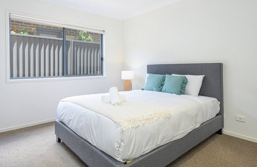 Cobbitty House | Modern 4 Bedroom House with WiFi & Convenient Parking