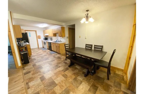 Ester House | Exceptional 4 BR Family Retreat with Theater Near Airport