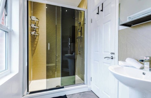 Rusholme House | Family-Friendly 4-Bed Retreat Perfect for Groups in MCR