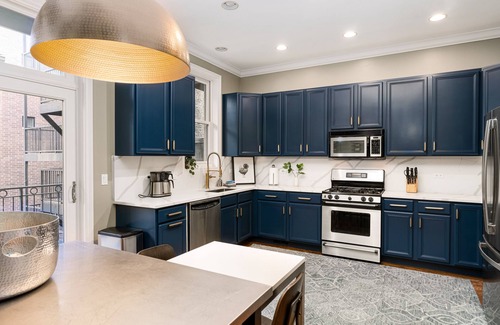 West Town House | Beautiful 4-Bedroom Townhouse with Pool in West Loop