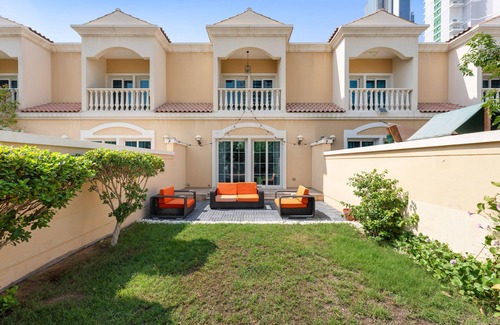 Jumeirah Village Circle Villa | Inviting 4-Sleeper Villa with Kitchen in JVC