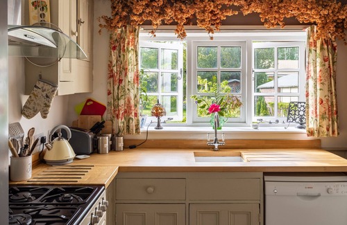 Beckley Cottage | Enchanting 4 Star Period Cottage with Log Fire & Pool