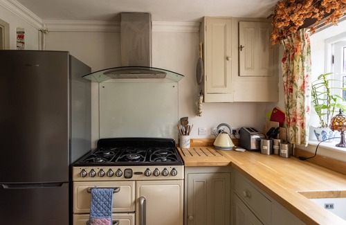 Beckley Cottage | Enchanting 4 Star Period Cottage with Log Fire & Pool