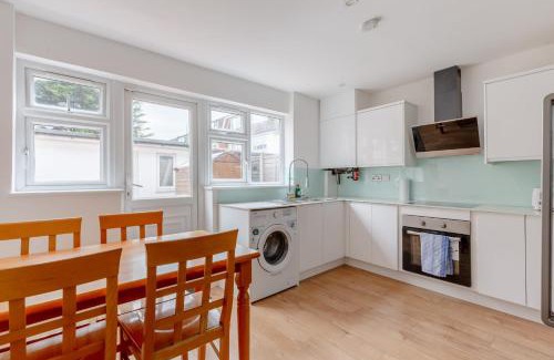 Custom House House | Elegant 4BD Home Steps from ExCel London