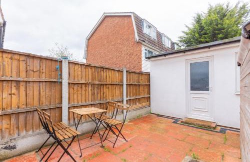 Custom House House | Elegant 4BD Home Steps from ExCel London