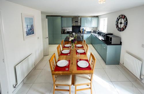 Romsey House | Inviting 4BD Home with Patio Garden & BBQ for Families