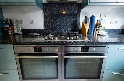 Romsey House | Inviting 4BD Home with Patio Garden & BBQ for Families