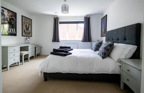 Romsey House | Inviting 4BD Home with Patio Garden & BBQ for Families