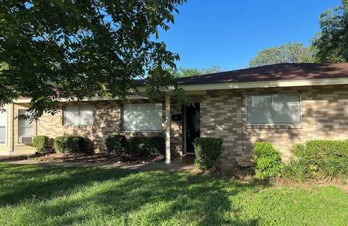 Bastrop House | Spacious 4bedroom in charming downtown Bastrop for gathering w family & friends