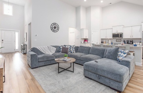 Pawleys Island House | Minutes to Beach & Golf: KING Bed, Pet Friendly Retreat